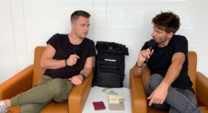 Ueber Uns - Adrian und Christoph am Flughafen